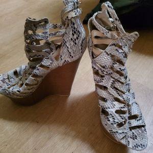 Woman's shoes